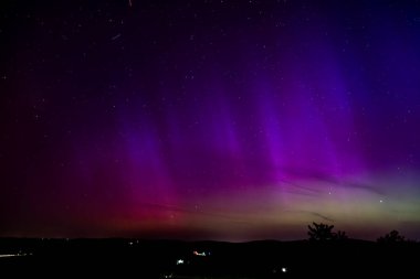 Açık bir gecede mor kuzey ışıklarının güzel bir fotoğrafı.