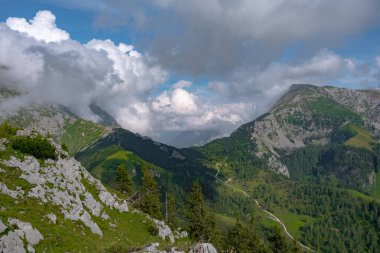 Dağ sıraları arasında geniş bir açıklıktan geçen bir otoyol.