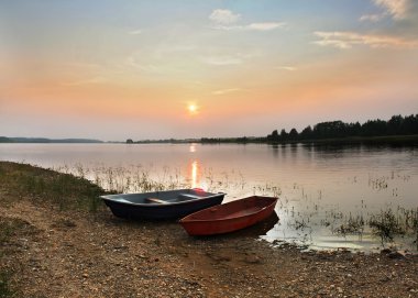 Gölün üzerinde gün batımı