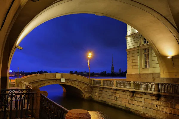 Nacht St.Petersburg, kijk onder een boog van de Hermitage — Stockfoto