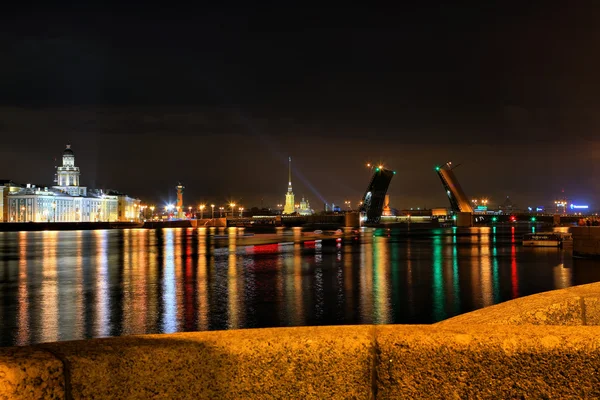 Nacht St.Petersburg en rivier Neva — Stockfoto