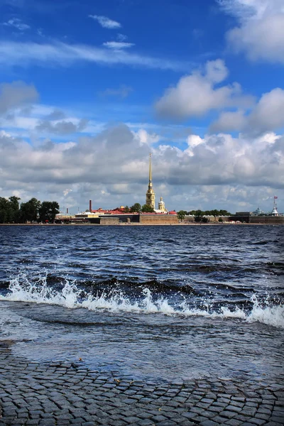 São Petersburgo - Entre o céu e a terra . — Fotografia de Stock