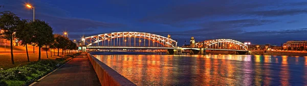 Panorama du pont Bolcheokhtinsky à Saint-Pétersbourg — Photo