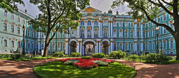 O pátio do Palácio de Inverno em São Petersburgo — Fotografia de Stock