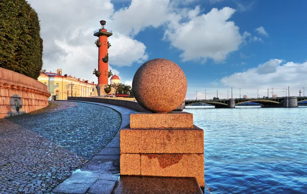 Columnas rostrales en San Petersburgo — Foto de Stock