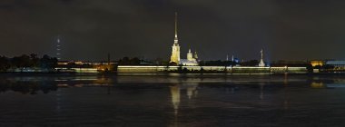 Gece Peter ve Paul Fortress Palace Bridge