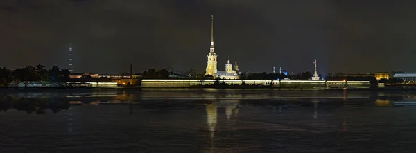 De nacht Peter en Paul Fortress uit Palace Bridge — Stockfoto