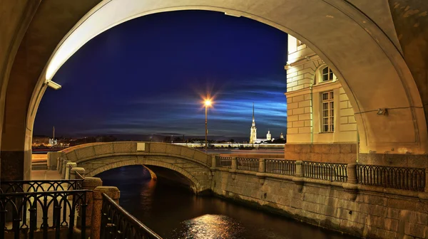 De Hermitage de brug bij nacht in St. Petersburg — Stockfoto