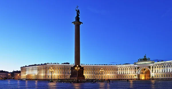 St. Petersburg napkeltekor a palota tér — Stock Fotó