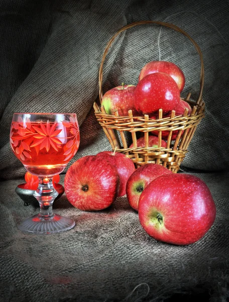 Natureza morta com maçãs e um copo de vinho — Fotografia de Stock