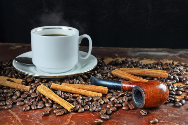 Caffè natura morta con un tubo per fumare — Foto Stock