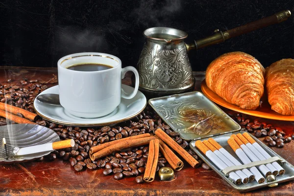 Café nature morte avec étui à cigarettes et cigarettes — Photo