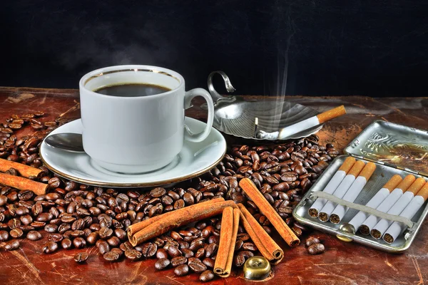 Caffè still life con portasigarette e sigarette — Foto Stock