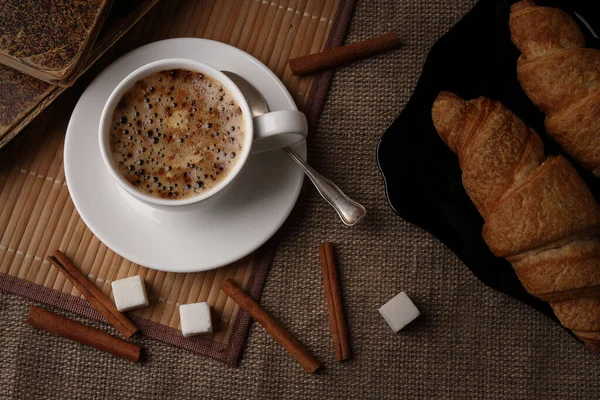 Una Taza Café Canela Azúcar Croissants Sobre Fondo Arpillera — Foto de Stock