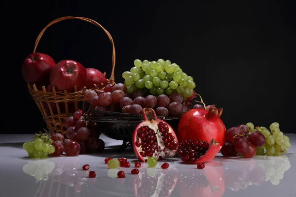 Nature Morte Avec Grenade Raisins Pommes Sur Une Table Brillante — Photo