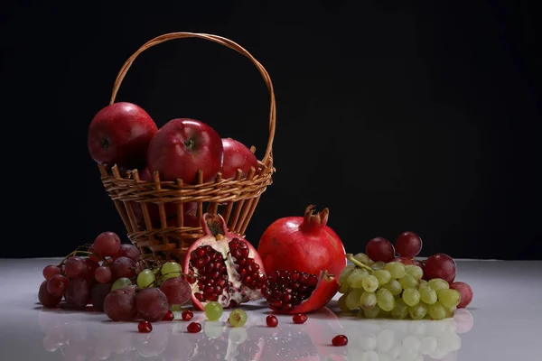 Nature Morte Avec Grenade Raisins Pommes Sur Une Table Brillante — Photo
