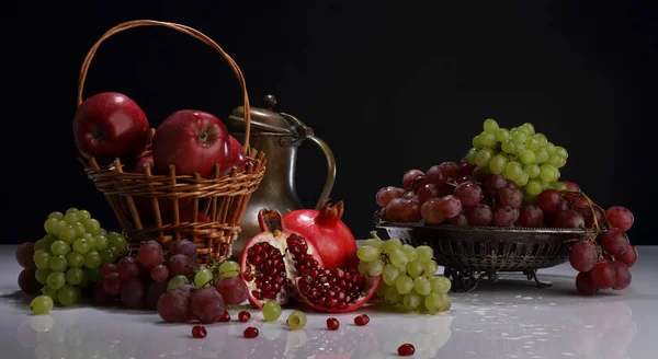 Panorama Sobre Tema Colheita Com Uma Cesta Maçãs Romãs Uvas — Fotografia de Stock