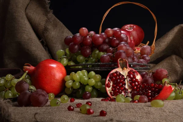 Nature Morte Style Rétro Avec Raisins Grenades Pommes Sur Fond — Photo