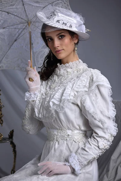 ドレスの美しい女の子の肖像画 ベール レトロなスタイルの傘と帽子 — ストック写真