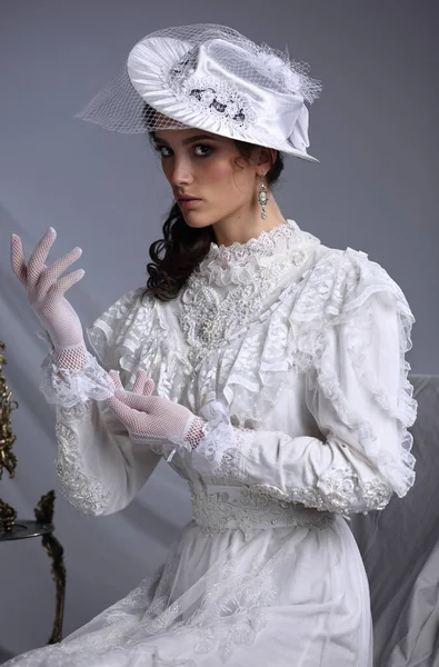 Estúdio Encenado Retrato Uma Menina Bonita Vestido Século — Fotografia de Stock