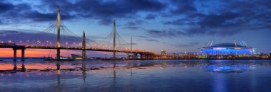 Saint Petersburg 'da günbatımının arka planında kablo destekli köprü ve stadyum bulunan geniş formatlı panorama