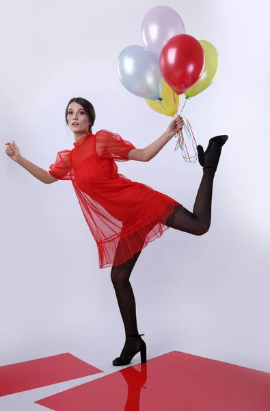 Retrato Cuerpo Entero Una Bailarina Vestida Rojo Con Globos Colores —  Fotos de Stock