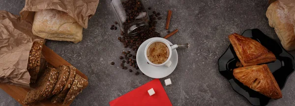 花崗岩の質感の上にコーヒー お菓子のカップ付きの大規模なパノラマ — ストック写真