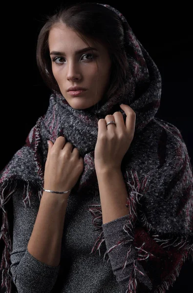 暗い背景に暖かいスカーフで美しい少女の肖像画 — ストック写真