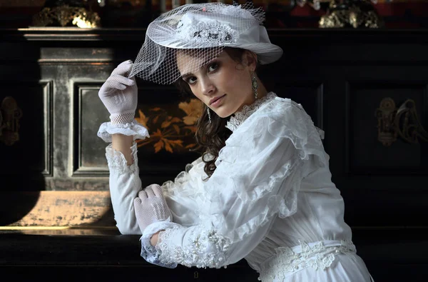 Retrato Uma Menina Vestido Branco Chapéu Com Véu Luvas Fundo — Fotografia de Stock