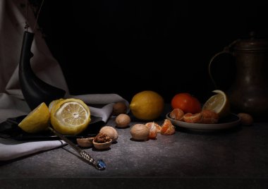 Meyve, ceviz ve Hollandalı ressamların natürmort tarzında bakır antika sürahi.