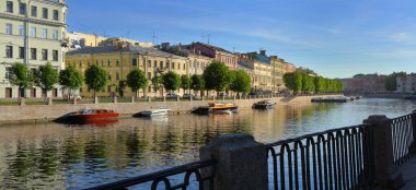 Şafakta St. Petersburg 'da Fontanka Nehri setinin geniş formatlı manzarası