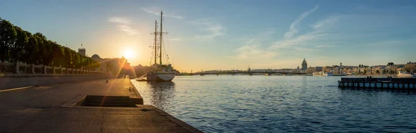 Πανόραμα Του Υπολοχαγού Schmidt Embankment Του Ποταμού Neva Της Γέφυρας — Φωτογραφία Αρχείου