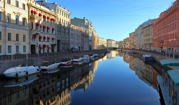 Şafakta St. Petersburg 'da Moika Nehri' nin geniş formatlı manzarası.