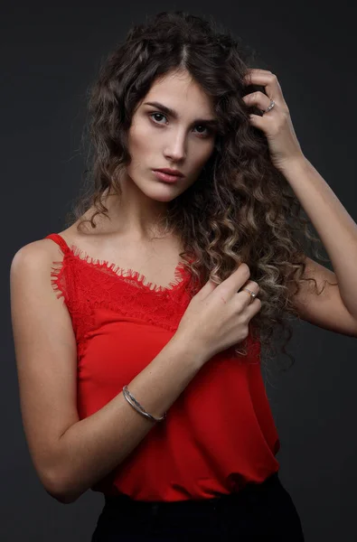 Hermosa Chica Con Pelo Resaltado Una Blusa Roja Sobre Fondo — Foto de Stock