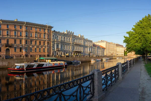 Petersburg Rosja Czerwca 2021 Panorama Nabrzeża Rzeki Moika Łodziami Wycieczkowymi — Zdjęcie stockowe