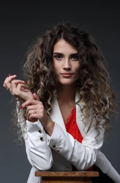 Una Hermosa Chica Con Pelo Resaltado Una Blusa Roja Una — Foto de Stock