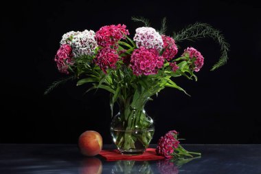 Bir buket çiçekle, bir vazoyla ve bir şeftaliyle yaz sakin bir hayat.