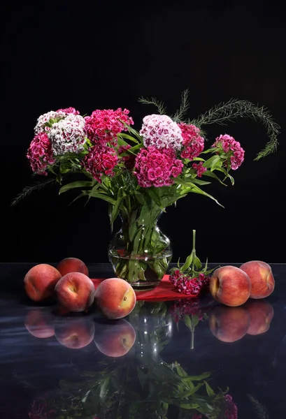 Verão Ainda Vida Com Buquê Flores Vaso Pêssegos Fundo Escuro — Fotografia de Stock