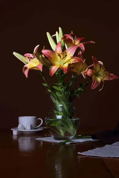 静谧的生活 一束夏日的花朵 一杯深褐色背景的白咖啡 — 图库照片