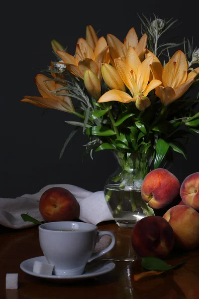 Stillleben Mit Einem Strauß Sommerlilien Pfirsichen Und Einer Tasse Kaffee — Stockfoto