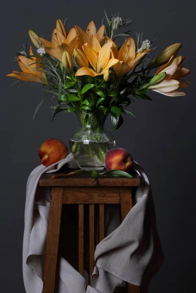 Verão Ainda Vida Com Flores Lírios Pêssegos Maduros Fundo Cinza — Fotografia de Stock