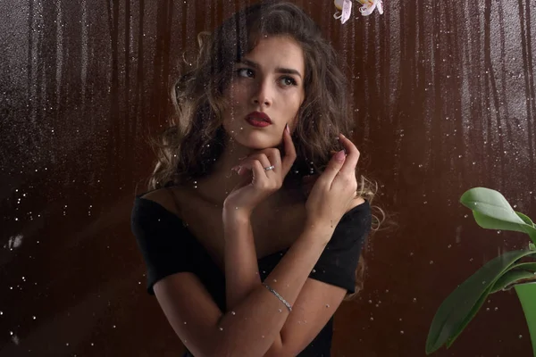 スタジオポートレートのロマンチックな女の子で窓の外に雨滴 — ストック写真