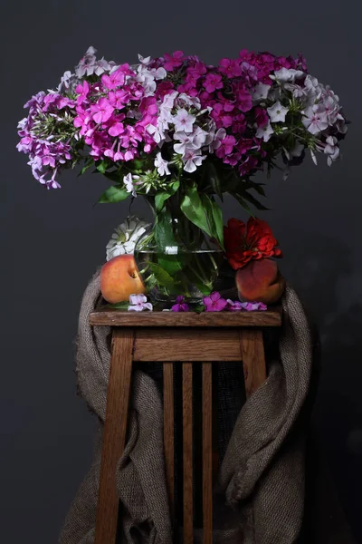 Naturaleza Muerta Verano Con Flores Flojo Melocotones Sobre Fondo Gris Imágenes de stock libres de derechos