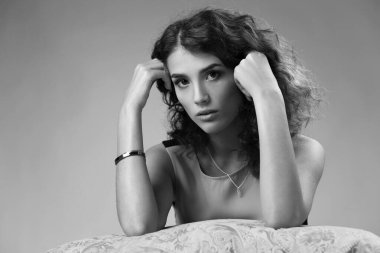 Stüdyo siyah beyaz güzel esmer bir kızın portresi.