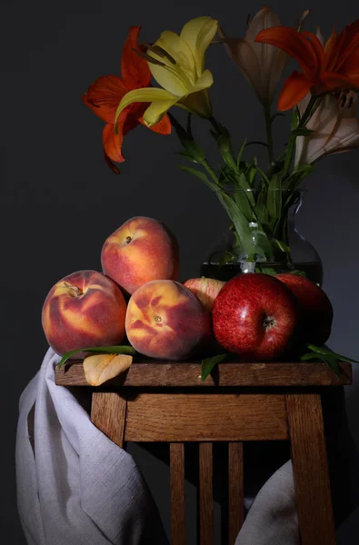 Estúdio Ainda Vida Com Pêssegos Maçãs Buquê Flores Lírio — Fotografia de Stock