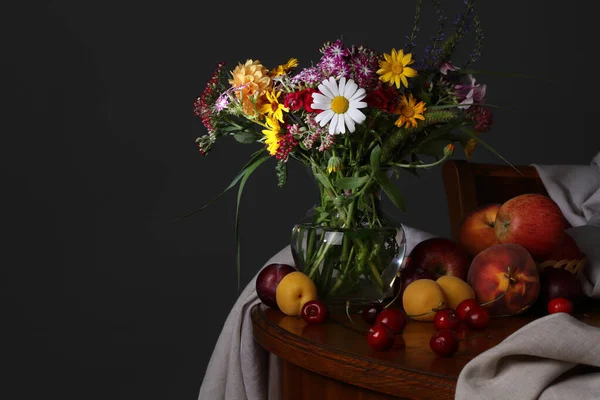 Studio Nature Morte Avec Bouquet Fleurs Sauvages Fruits Sur Fond — Photo