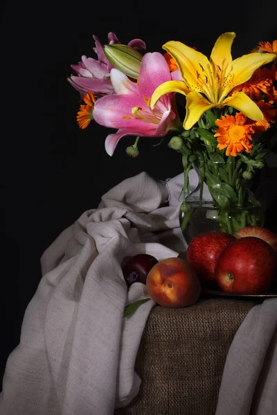 Studio Still Life Con Mazzo Fiori Gigli Frutti Uno Sfondo — Foto Stock