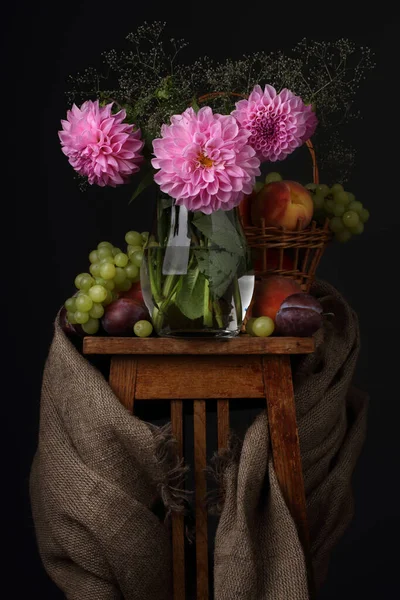 Natureza Morta Com Flores Dálias Uvas Pêssegos Ameixas Fundo Escuro — Fotografia de Stock