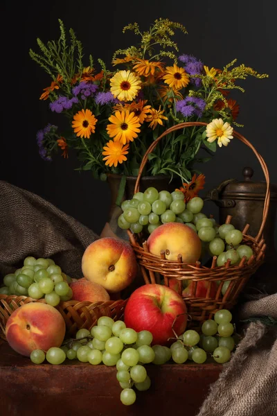 夏天依旧 葡萄和桃子仍像荷兰的老主人 — 图库照片