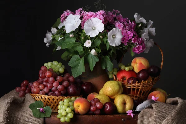 Sommerstillleben Mit Einem Bouquet Aus Blumen Trauben Pfirsichen Birnen Und — Stockfoto